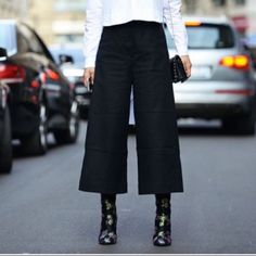 Short Wide Leg Pants Outfit, Capris With Boots, Wide Leg Capri Outfit, Wide Leg Pants With Boots, Culottes Outfit Work, All Black Business Casual, Cropped Pants With Boots, Black Culottes Outfit, Cropped Wide Leg Pants Outfit