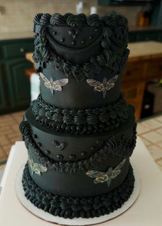 Black cake with wafer paper death head moths on it Creepy Wedding Cake, New Years Cakes, Witchy Birthday Cake, Moth Cake, Goth Birthday Cake, Goth Wedding Cake, Goth Cake, Wedding Cake Dark, Gothic Cakes