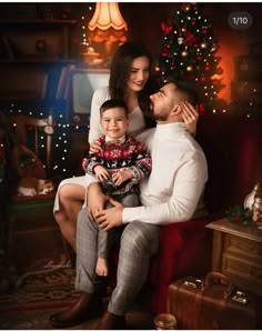 Christmas Photoshoot Ideas Family Of 3, Christmas Outfit Photoshoot Family, Family Of 3 Christmas Pictures Outfits, Christmas Family Photos Outdoor Outfits, Christmas Family Pictures, Family Of 3 Christmas Pictures, Christmas Family Photoshoot Ideas, Family Portrait, Family Christmas Photos