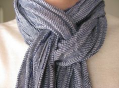 New fave scarf knot. Scarf Tying Tutorial, Diy Sy, Tie Scarf, Scarf Tying, Look Chic