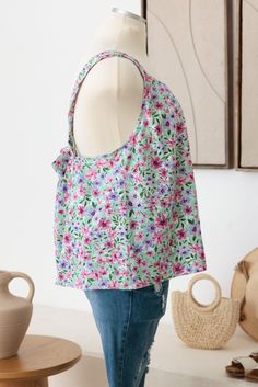 🖤 This flowery top is perfect for plus size gals who love to show off their style! With a playful criss cross design and sleeveless cut, you'll be sure to turn heads. Say goodbye to ill-fitting tops and hello to a fun and flirty addition to your wardrobe! 🖤 Item Feature: plus size summer top, floral print, sleeveless, back self tie, criss cross strap, lined, flowy, comfy, cute, stylish, must have, perfect for summer vacation! Flowery Tops, Plus Size Summer Tops, Denim Skirt Fashion, Plus Size Romper, Fall Winter Dresses, Floral Sleeveless Top, Winter Outerwear, Scarf Poncho, Plus Size Summer