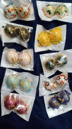 there are many different types of brooches in plastic bags