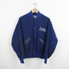 Beautiful blouson in size S from DeLong. In a great blue. Has 2 practical side pockets with leather details & button closure. Without hood. Without shoulder pads. Lightly lined. Embroidery/logo "Sunshine Cookies & Crackers" on the front. No material information but probably 100% cotton. Perfect for the transitional period! You can find more blousons, bomber jackets and other vintage clothes in our Etsy shop. If you have any questions, just write to us! Your soul & style from Berlin P.S.: Our clo Vintage Cotton Varsity Jacket With Pockets, Vintage College Outerwear With Pockets, Vintage Outerwear With Pockets For College, Blue Vintage Cotton Varsity Jacket, Vintage Blue Outerwear For College, Sunshine Cookies, Bomber Jackets, Vintage Clothes, Embroidery Logo