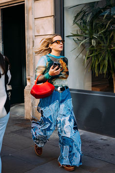 See all of the best street style from the spring/summer 2025 collections at London Fashion Week. Soho Street Style, 2025 Street Style, Street Style 2025, Street Style Fall Winter, Trendy Fall Fashion, High Fashion Runway