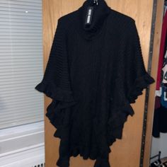 Steve Madden Black Poncho One Size Fits Most With Pockets Chic Black Sweater For Cold Weather, Oversized Black Chic Poncho, Black Oversized Chic Poncho, Casual Black Poncho For Winter, Casual Black Winter Poncho, Black Batwing Sleeve Cape For Fall, Chic Black One-size Poncho, Chic One Size Black Poncho, Black Poncho With Batwing Sleeve