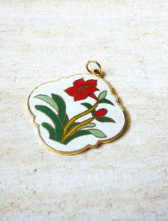 1960s Floral Cloisonne Enamel Vintage Pendant 121016 - 1960s White gold red green Cloisonne Floral - Small attached gold jump ring - Measuring 1 1/4 inches in length Beautiful pendant! Please see my other listings for more vintage jewelry- I am happy to combine the shipping. Thanks so much! Cloisonne Enamel, Vintage Pendant, Thanks So Much, Gold Enamel, Beautiful Necklace, Columbus, Red Gold, Beautiful Necklaces, Red Green