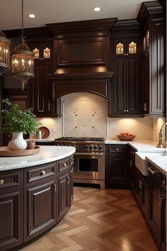 Luxurious dark wood traditional kitchen with curved marble island Espresso Cabinets Black Countertops, Neo Classic Kitchen, Traditional Kitchen Interior, Mediterranean Kitchens, Provincial Kitchen, Old World Kitchens, Espresso Cabinets, Dark Brown Cabinets