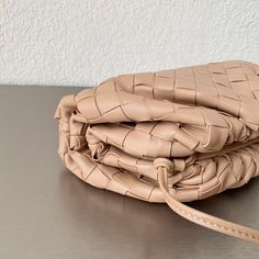 Description BTG VNT Mini Pouch Almond, For Women, Bags 8.6in/22cm 585852VCPP12700 Rep 1:1 Size: 13 x 22 x 5 cm / 5.1 x 8.6 x 1.9 inches (Height x Width x Length) Mini intrecciato clutch with strap Single compartment Magnetic frame closure Includes box, dust bag. This product is of the best quality.