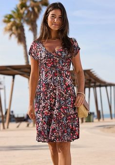 This classy and feminine print dress with a V-neckline is the perfect companion for those hot days. Floral Print Dresses, Bra Fitting Guide, Flounce Dress, Swim Brands, Date Outfit Casual, Flounced Dress, Women's Wear, Print Dresses, Date Outfits