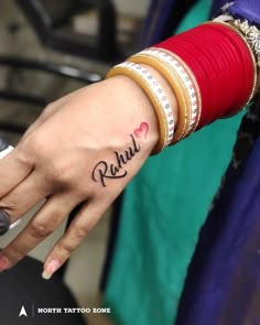 Simple Hand Name Tattoo Getting A Boyfriend, Name Tattoo Placements, Husband Name Tattoos, Couple Name Tattoos, Boyfriend Name Tattoos, Tato Nama, Name Tattoo On Hand, Husband Tattoo, Name Tattoos For Moms