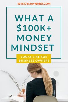 a woman sitting at her desk with the words what a $ 100k + money mindset looks like for business owners