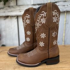 The price already INCLUDES taxes and shipping to anywhere in the United States.
This is the Ana style women's western boot, dressed in a brown color. The embroidery on the shaft subtly plays with the contrast on the brown background, providing a discreet distinction. Made of Crazy leather for a unique texture, and complemented by a rubber sole, leather upper and lining, it offers durability and comfort. Craftsmanship from León, Mexico, this boot combines quality and classic western design.
If yo Boots Vaqueras, Mexican Boots For Women, Mexican Botas, Boots For Women Cowboy, Country Shoes Boots, Mexican Boots, Brown Western Boots, Botas Western, Country Boots