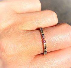 Bague saphirs arc-en-ciel 14K

Une ode éternelle aux arcs-en-ciel radieux de la nature, notre bague d'éternité colorée capture un kaléidoscope de couleurs avec de jolies pierres précieuses entourant la bande.
Étincelle de saphirs roses, orange, bleus et verts et de diamants blancs, c'est un pièce singulière qui se démarque seule et se marie à merveille avec d'autres styles d'empilage.
Toutes les bagues sont présentées dans notre emballage signature Eve Stones.

Ève Roses Orange, Hand Chain Bracelet, Rainbow Sapphires, Rainbow Rings, Diamonds And Gold, Hand Chain, Sapphire Jewelry, Precious Gemstones, Yellow Gold Rings