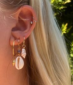 Puka shell dangle earrings (gold or silver) Shell Earing Ideas, Puka Shell Earrings, Beach Earrings Aesthetic, Beach Piercings, Beach Earring Stack, Gold Pierced Hoop Earrings For Beach, Single Shell-shaped Gold Earring, She’ll Earrings, Gold Shell Dangle Earrings