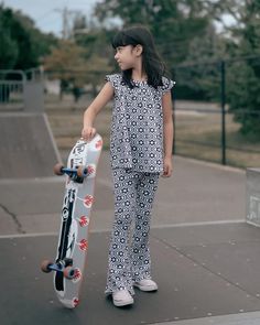 black and white groovy flower print baby toddler girl top Toddler Pants, Easy Outfit, Girls Top, Cap Sleeve Top, Style Inspiration Fall, Baby Set, Fun Style, Perfect Moment