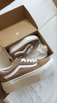 Tan Vans Outfit Casual, New Vans 2023, Beige Vans Outfit, Tan Vans Outfit, Platform Vans Outfit, Women’s Shoes, Fall Vans, Old Skool Stackform, Tennis Shoes Women