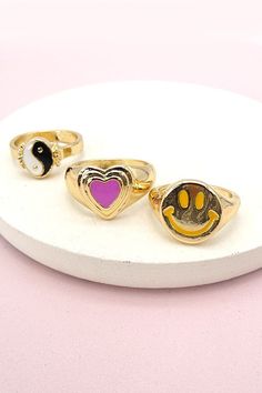 This stunning signet ring is featured in a shining style with a flat, circular face etched with a sweet epoxy smile, heart, yingyang rings.DIMENSION:size: 7Metal finish: Gold Platingproduct: Lead & Nickle Compliantanti-tarnish: Double E-coating