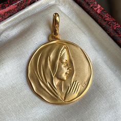 Beautiful French vintage Virgin Mary portrait pendant in 18k gold-fill, in great condition. The bail is stamped 'Oria' and was made by La Maison Oria of Paris, founded in 1867. Recognized in France as a mark of quality, Oria made these wonderful jewelry pieces in high specification gold-fill with a long life span and the appearance of old-fashioned rolled gold.  Measurements  total height with the bail is 1 1/8 inches (28 mm) diameter is 3/4 inch (20 mm) weight is 2.10 grams supplied with a complimentary new modern 24 inch 18k gold-plated chain (lead and nickel free), ex shop stock.  Your order will be professionally packaged in a beautiful branded gift box, crafted in high quality recycled materials. Prices include tracked and insured shipping from France, your order will be delivered by Yellow Gold Coin Pendant For Commemoration, Yellow Gold Medallion For Commemoration, 14k Gold Medallion For Commemoration, Vintage Yellow Gold Necklace For Commemoration, Vintage 14k Stamped Necklace For Commemoration, Virgin Mary Portrait, Vintage Virgin Mary, French Antique, Virgin Mary