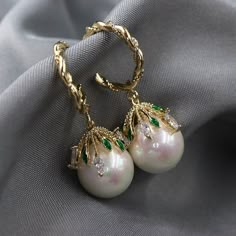 Take a look at our beautiful pearl earring design. These pearl drop earrings have been designed by a nature-originated jewelry designer and are made with faux pearls to give you an affordable and vintage style. Made with shell pearls and silver pins, these pearl earrings are easy to care for and will take your look from casual to formal in an instant. Handmade Pearl Jewelry, Mirror Jewelry, Crystal Pearl Earrings, Pearl Jewelry Design, Free Mirror, Style Royal, Mother Of Pearl Jewelry, Royal Style