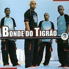 three men standing next to each other in front of a sign that says bonde do tigrao