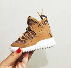 #cutetoddlershoes #cutetoddlershoeskids #cutetoddlershoesboys Infant Boy Outfits, Adidas Shoes High Tops, Baby Mode, Sneakers Kids, Cute Nikes