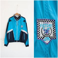 "Vintage Windbreaker Mens M 80s Windbreaker Womens L Color Block Windbreaker Blue White Wind Jacket Womens Large Sports Jacket Mens Jacket M 🔎 FULL MEASUREMENTS BELOW Description: ⚙️ lightweight ⚙️ slightly shiny material ⚙️ zipper closure ⚙️ drawstring on the neckline ⚙️ elastic hemlines ⚙️ 2 pockets with a zipper each Brand: Silvy Summer Clothing Made in: Italy Suggested size: looks like men's M, women's L, or oversize  - please check the below measurements carefully, considering any layers y Wind Braker Jacket, 80s Windbreaker, Wind Jacket, Vintage Windbreaker, Summer Clothing, Sports Jacket, Puma Jacket, American Vintage, Adidas Jacket