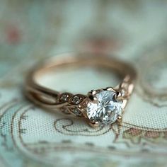 an image of a wedding ring with diamonds on it's side and the words, wildsondiamonds