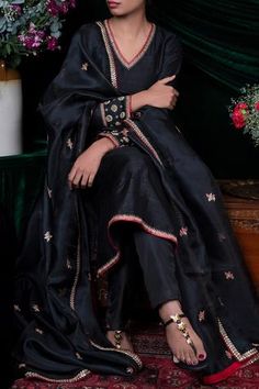 Shop for Shimai Jayachandra Black Degummed Raw Silk Zardozi Embroidered Kurta Set for Women Online at Aza Fashions Embroidery Zardozi, Silk Kurti, Kurta Set For Women, Kurti Designs Party Wear, Boutique Dress Designs, Embroidery Designs Fashion, Organza Dupatta, Kurta With Pants, Manish