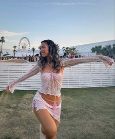 Hangout Fest Outfit, Lauren Wolfe, Ultra Music Festival Outfits, Hangout Festival, Pink Rave Outfit, Hangout Music Festival, Coachella Outfits