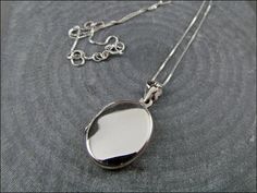 Classic silver medallion as a gift.It is completely polished, oval and flat.The silver stamp is applied to the inside edge.The Venetian chain is 50 cm long and is also made of real 925 sterling silver.It weighs 1.37 grams. + Dimensions: approx. 20 x 15 x 4 mm+ Material: 925 sterling silver polished+ Stamped+ High quality workmanship+ Chain: 50 cm+ Weight: 2.8 grams Beautiful Business Card, The Venetian, Elephant Charm, Small Flat, Locket, Silver Chain, 925 Silver, Silver Necklace, Elephant