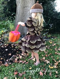 Pine Cone Halloween Costume DIY tutorial and pictures Cone Halloween Costume, Cone Costume, Halloween Bricolage, Kostüm Diy, Kid Costume, Infant Halloween, Kostum Halloween