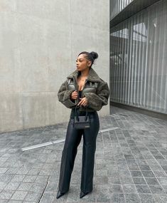 How To Style Leather Pants, Style Leather Pants, Mode Swag, Boujee Outfits, Office Outfits Women, Winter Fit, Outfit Chic, Paris Outfits