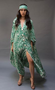 Elegant Floor-length Summer Kurta, Elegant Summer Kurta In Maxi Length, Festive Maxi Kurta For Beach, Green Maxi Length Kaftan For Wedding, Festive Beach Kurta Maxi Length, Festive Beach Kurta In Maxi Length, Summer Wedding Maxi Kaftan, Summer Wedding Maxi Length Kaftan, Summer Wedding Tunic Kaftan