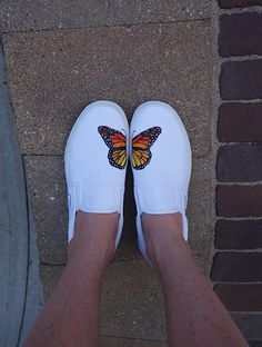 These hand painted Monarch Butterfly Vans are great for custom gifts for friends, family, or even yourself. All shoes are painted with high quality fabric paint. This paint is safe to go through the washing machine. Colors may slightly vary from shoe to shoe. This paint is good for any canvas or fabric material. For sizing questions please refer to the size chart or message me with any questions or concerns. My average production time is around 3-5 weeks to complete and ship out, sometimes longe Shoe Design Painting, Canvas Shoe Painting Ideas, Hand Painted Shoes Ideas, Shoes Painting Ideas, Painting Vans, Butterfly Vans, Shoe Painting Ideas, Vans Art, Shoes Painting