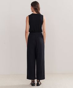 Relaxed Trouser Black Made from 100% textural raw silk for an effortless look that's equally polished and comfortable. With tailored pleats that seamlessly transition into a wide-leg silhouette, the Relaxed Trouser is the definition of California cool. Pair it with a classic cami or tee or embrace an oversized aesthetic from head-to-toe with your favorite lightweight knit. | Jenni Kayne Women's Relaxed Trouser Size 12 Oversized Aesthetic, Relaxed Trousers, Jenni Kayne, California Cool, Lightweight Knit, Raw Silk, Warm Weather, Wide Leg Pants, Casual Pants