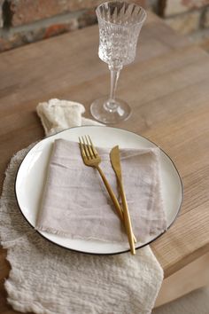 Dinner Napkins Table Centerpiece / Boho Wedding Cloth Napkins / Cotton Bridal Napkins / Hand Dyed Beige Napkins with Fringes by LovelyHeartThings on Etsy Bridal Napkins, Boho Wedding Centerpieces, Wedding Reception Napkins, Modern Table Decor, Handmade Napkins, Napkins Wedding, Fabric Napkin, Stylish Tables, Wedding Decor Elegant