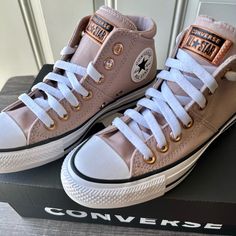 The Neutral Blush Is Elevated By Rose Gold Details For A Elegant Touch. So Cute And Chic! Rose Gold Converse, Converse Mid Tops, Converse Chuck Taylor 2, Gold Converse, Cool High Tops, Off White Converse, High Top Converse Outfits, Converse Aesthetic, Black Chuck Taylors