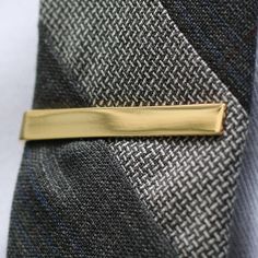 * Shiny gold colour
 * Suitable for narrow and semi-narrow ties
 * Gift bag included Minimalist Gold Jewelry For Business, Luxury Gold Tie For Formal Occasions, Classic Gold Suit And Tie Accessories For Black Tie, Classic Gold Tie For Formal Occasions, Classic Jewelry With Ties For Parties, Luxury Gold Tie For Black Tie Events, Elegant Gold Ties For Business, Luxury Gold Suit And Tie Accessories For Formal Occasion, Classic Gold Suit And Tie Accessories For Formal Occasions