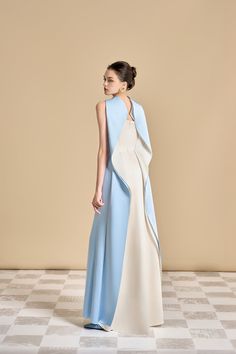 The sleek silhouette and luxurious satin fabric create a sophisticated and exclusive look. Perfect for any formal occasion, this dress will turn heads and make you stand out. Embrace elegance and grace with this stunning floor-length dress. Length normal: 135cmLength model: 145cm Haute Couture Gowns 2024, Light Blue Gowns Elegant, Light Blue Gown, Women Dress Collection, Haute Couture Gowns, Cute Dresses For Party, Traditional Dresses Designs, Mean Blvd, Floor Length Dress