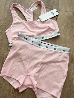 Alo Yoga Pink Set, Sleepy Outfits, Girl Workout Aesthetic, Lounge Underware, Pink Workout Outfit, Dream Wishlist, Girl Workout