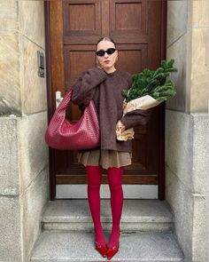 Hey! I found a dupe on Amazon! Check it out with the link❤️ Red Tights Outfit, Moda Casual Chic, Tights Outfits, Red Tights, Christmas Day Outfit, Red Bag, Looks Street Style, Winter Looks