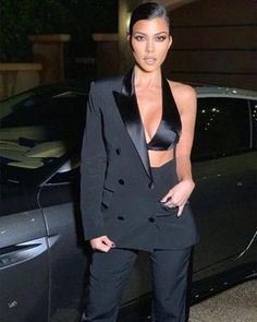 Kourtney Kardashian 2018, Pant Suit Set, Female Boss, Estilo Kardashian, Kourtney Kardashian Style, Boss Suits, Half Jacket, Pantsuits For Women, Kardashian Style