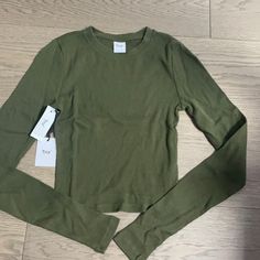 Green Aritiza Crop Top Long Sleeve T Shirt. Size Small And Never Worn. New With Tags And Perfect Condition. Fitted Green Long Sleeve T-shirt, Green Stretch T-shirt For Fall, Green Stretch Long Sleeve Top With Crew Neck, Fitted Long Sleeve Green Top For Spring, Forest Green Clothes, Green Long Sleeve Shirt Outfit, Fall Long Sleeve Shirts, Long Sleeve Shirt Outfits, Dark Green Shirt