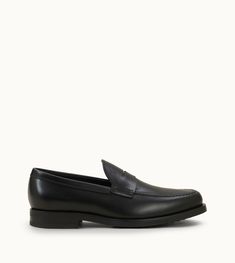 Loafers in semi-glossy leather with penny bar, stamped Tod's monogram and rubber outsole with embossed pebbles. Man Black, Black Leather Loafers, Black 7, Leather Loafers, Loafers Men, Penny, Dress Shoes Men, Oxford Shoes, Leather Upper