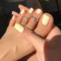 Foot Nails Color, Toe Nails Summer, Yellow Toe Nails, Gel Toe Nails, Cute Toe Nails, Summer Toe Nails, Toe Nail Designs