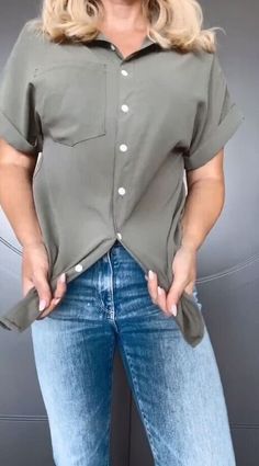 Front Tie Shirt Hack, How To Tie Bottom Of Shirt, Ways To Tie A Shirt Knot, How To Tie A Blouse, How To Tie Shirt Around Waist, Different Ways To Tie A Shirt, Tying Shirt, Ways To Tie A Shirt, Tie Your Shirt