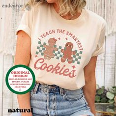 Quote: teach the smartest cookie Layout: Arc sandwich Color theme: retro Meaning of design: sự tự hào của người giáo viên + mang tới christmas vibes Design style: retro Focal point: ---- Artwork: Cute illustate Font: vintage bold font - text style: old printing machine Trend: --- seasonal: christmas MK: Tee Note: Mẫu này không đặc sắc. Tag: Gingerbread, Chritmas shirt, Checkered broad, retro shirt, Teacher shirt. Student shirt, school Retro Christmas Shirt, Tee Party, Smart Cookie, Christmas Graphic, Teacher Christmas, Kindergarten Teachers, Team Shirts, Teacher Tshirts, Retro Christmas