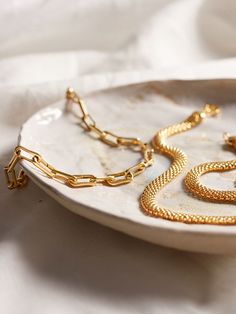 Jewellery Gold Chain, Italian Aesthetic Jewelry, Fine Jewellery Photography, Simple Jewelry Photography, Jewelry Collection Photography, Gold Chain Photography, Jewlrey Aesthic Photography, Vintage Jewelry Photography, Necklaces Photography Ideas