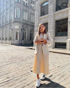 Mid Skirt Outfits, Beige Skirt Outfit, New Balance 530 Outfit, Beige Pleated Skirt, Dresses With Tennis Shoes, Tokyo Outfits, Dress And Sneakers Outfit, Japan Outfits, Pleated Skirt Dress