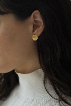 Gold round stud earrings - these are gold disc stud earrings. These everyday textured gold coin stud earrings are unique gold jewelry pieces that will add a unique glam to your everyday outfit. These are basic goes-with-anything round gold stud earrings.  These gold coin stud earrings have half smooth and half texture finish which adds lots of character and a "handmade look". These disc stud earrings will look great with any outfit you'll wear and add BLING to your look. They are light and comfo Gold Disc Earrings, Gold Round Earrings, Diy Jewelry Rings, Studs Gold, Diy Jewelry Inspiration, Gold Armband, Golden Jewelry, Gold Disc, Circle Earrings Studs